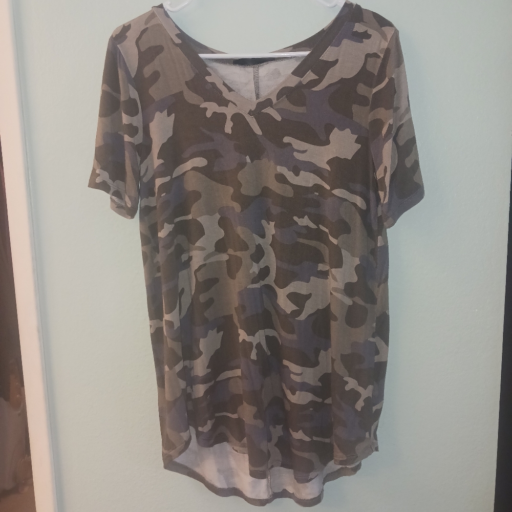 Olive Camo V-Neck Shirt | Shiela Rose | Size M